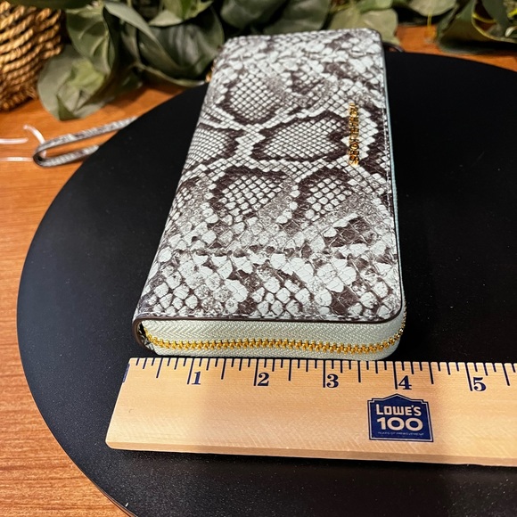 NWT Michael Kors Jade large embossed leather jet set travel wallet/wristlet - Picture 2 of 13